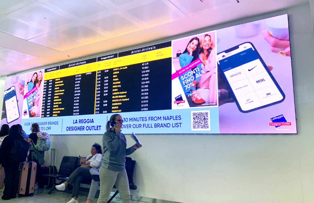 Pantalla LED en el aeropuerto de Nápoles Capodichino